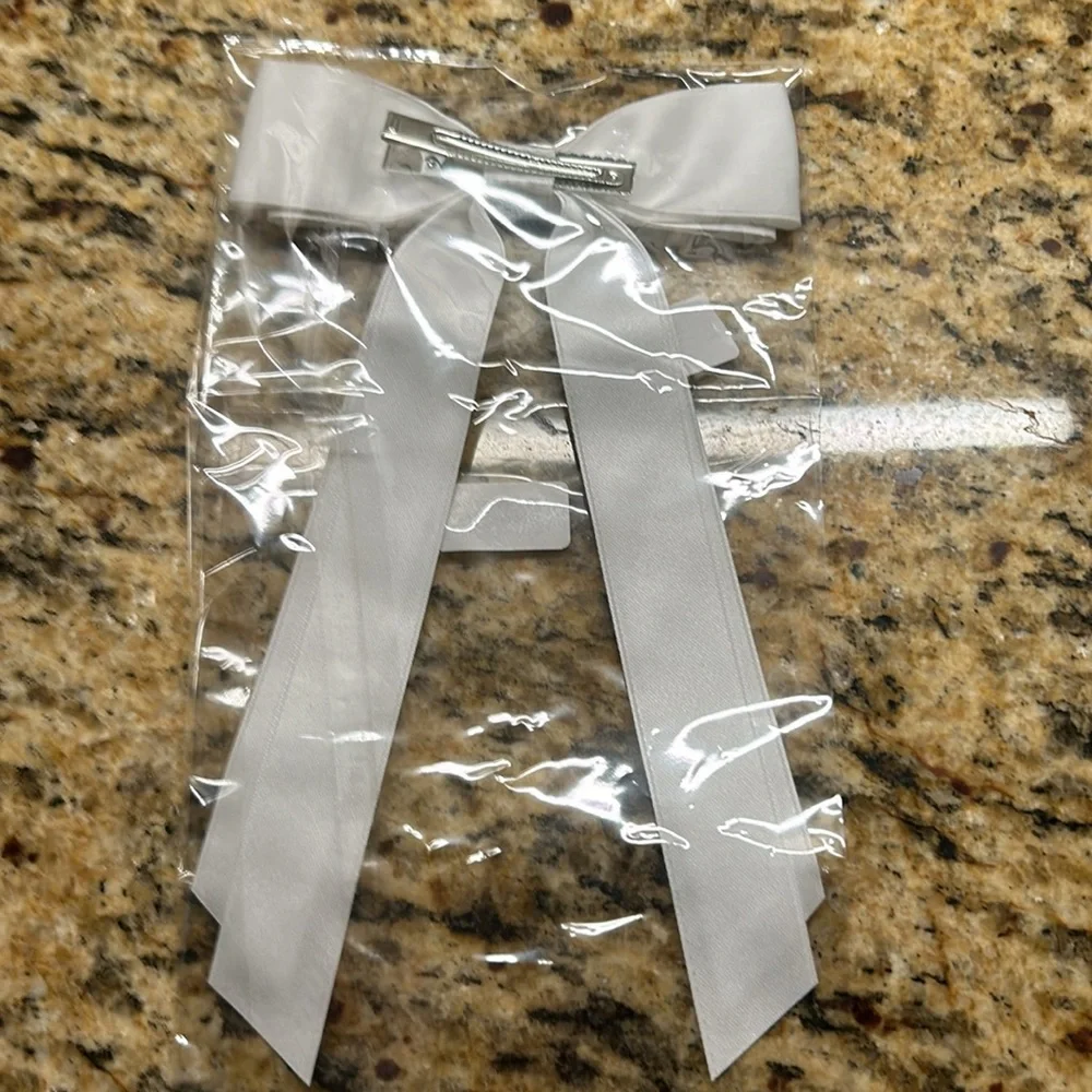 Clip on white hair bow, new | offer in description